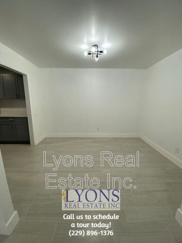 Building Photo - 1028 S Gordon Ave