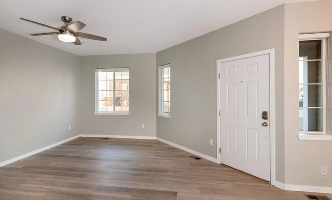 Building Photo - Lovely 2 bedroom, 3 bathroom townhome! Poo...