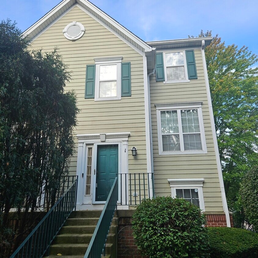 Foto principal - 1105 Village Center Pkwy