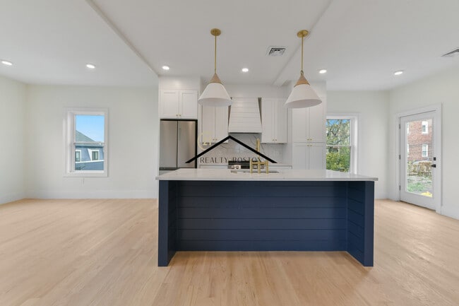 Building Photo - 132 Marginal St