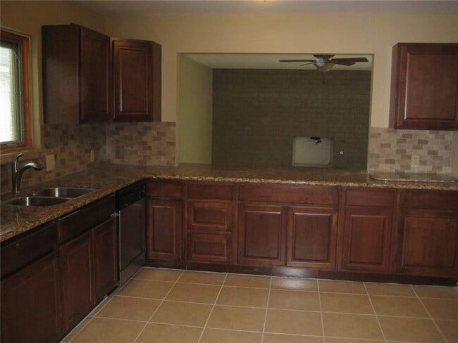 Building Photo - 1511 Oak Stream Dr