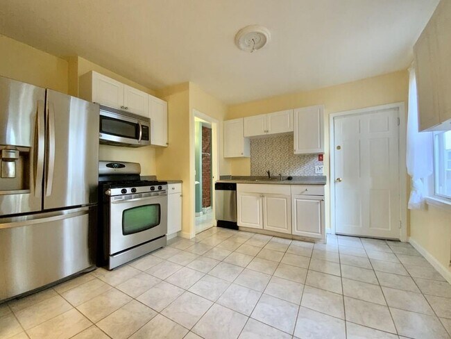 Foto del edificio - 7 Bartlett Ave