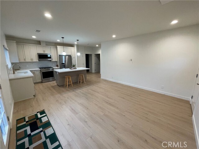 Foto del edificio - 215 E 2nd St