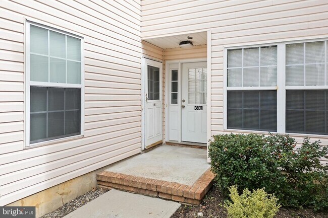 Building Photo - 609 Hampshire Dr
