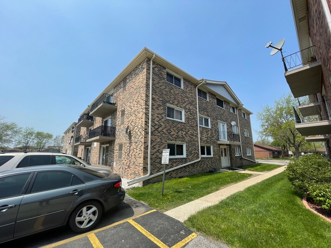 5848 W 76th Pl Unit 304, Burbank, IL 60459 Condo for Rent in Burbank