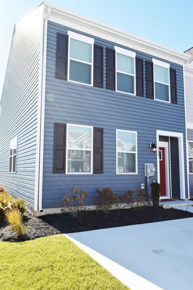 Building Photo - Stunning NEW Townhouse in Heritage Trace!