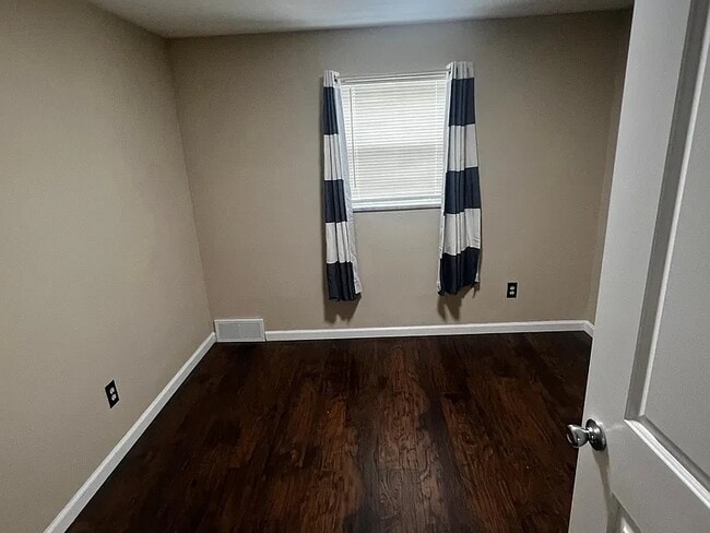 Foto del edificio - 220 Mount Lebanon Blvd