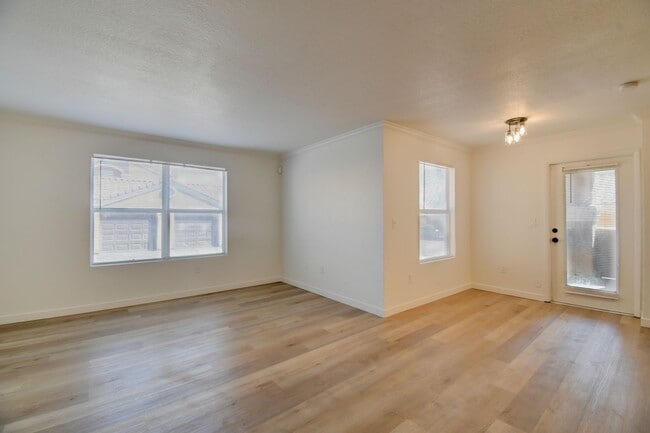 Building Photo - Upgraded 2-bedroom, 2-bath Must See!!