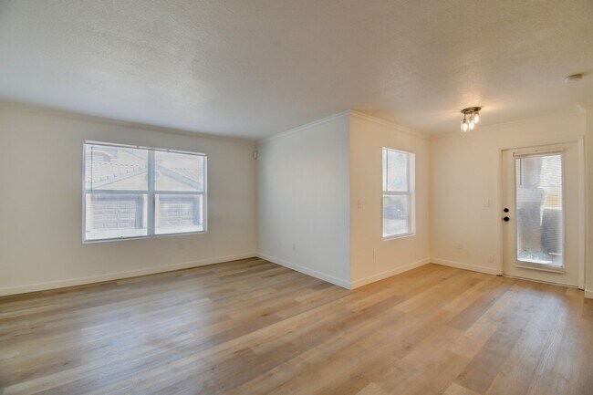 Foto del edificio - Upgraded 2-bedroom, 2-bath Must See!!