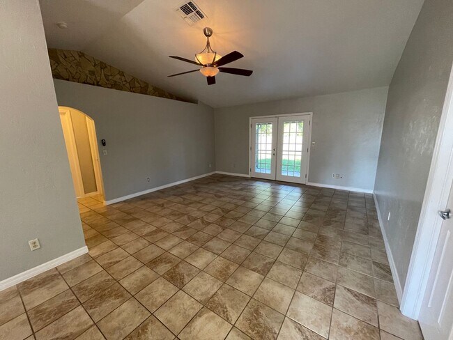 Foto del edificio - ANNUAL RENTAL - THOMAS ESTATES 3 BED/ 2 BATH WITH ATTACHED 2 CAR GARAGE