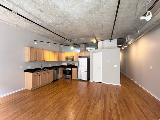 Building Photo - 933 W Van Buren St