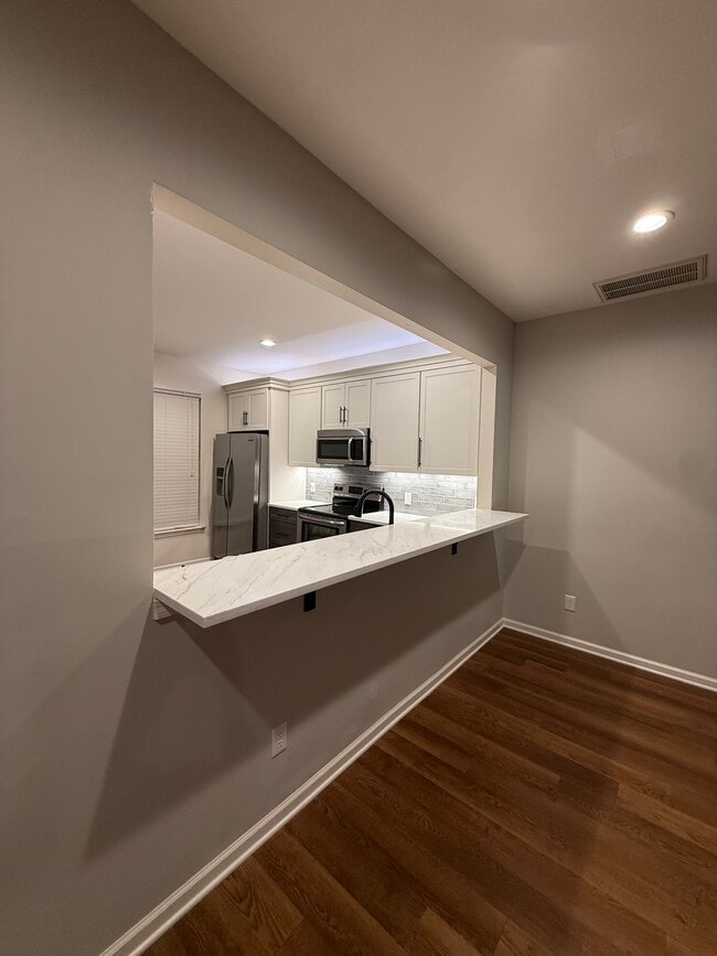 Comer en el bar - 6617 Rothchild Dr