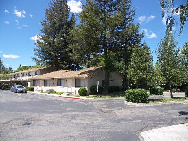 Foto del edificio - 1919 Quail Lakes Dr