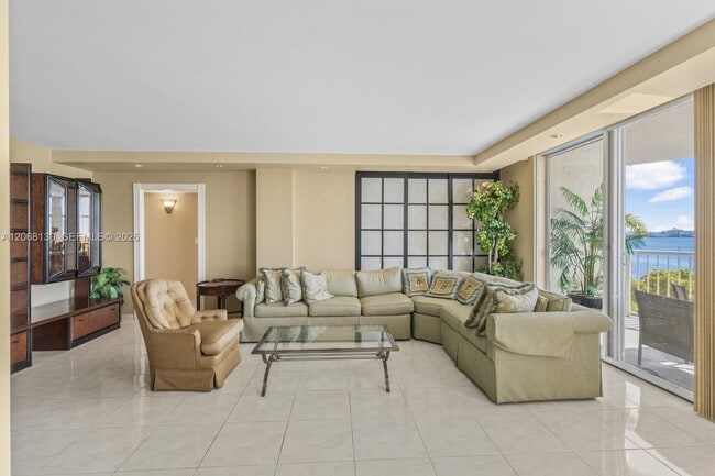 Building Photo - 1420 Brickell Bay Dr