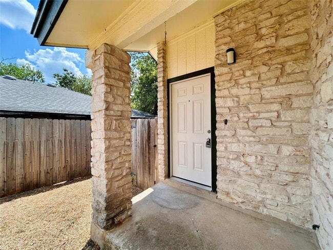 Building Photo - 1507 No Mor Cove