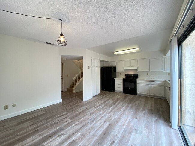 Building Photo - 3Bd/2.5Ba 2 Story House in Shadowridge!