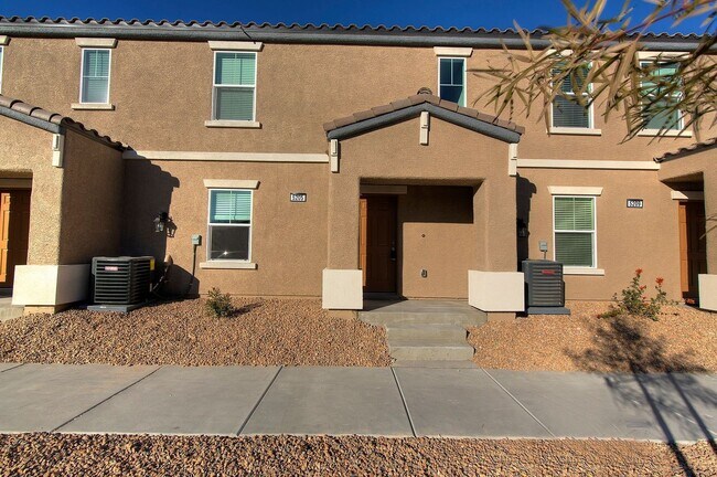 Foto del edificio - Newer Townhome - 3 Bedrooms + 2 Car Garage - E Craig & Nellis