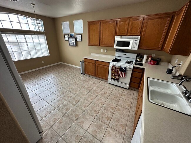 Foto del edificio - BEAUTIFUL 2 STORY HOME, 2 BEDROOMS / 2 FUL...