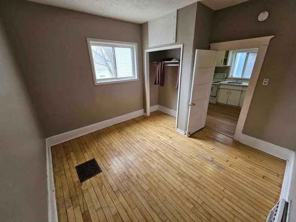 Photo du bâtiment - 428-428 Lansdowne Ave