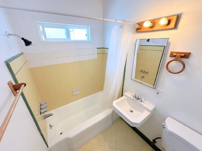 Foto del edificio - Corner 1 Bedroom Apartment in Los Feliz!