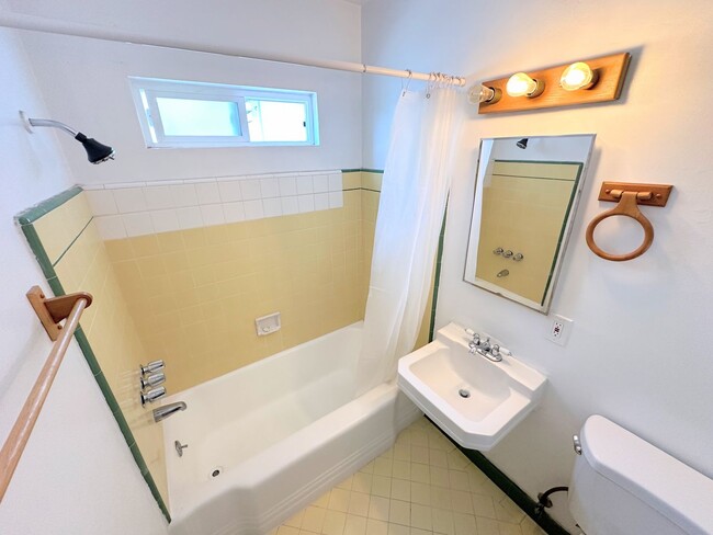 Building Photo - Corner 1 Bedroom Apartment in Los Feliz!