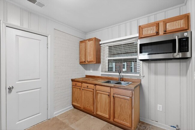 Foto del edificio - 879 Sylvan Pl SW