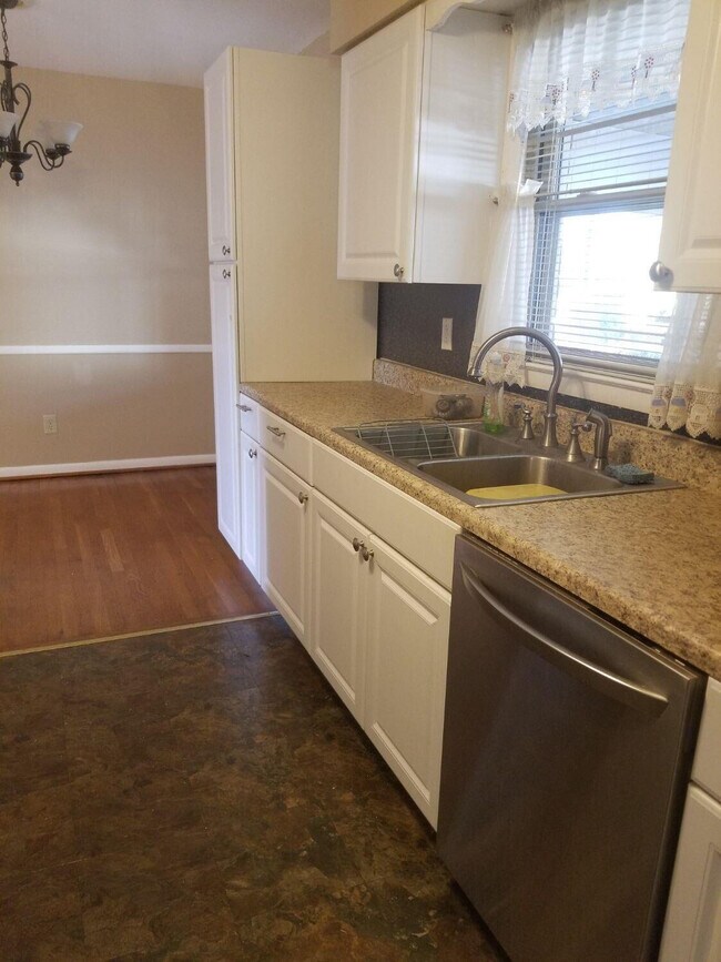 Building Photo - 2137 Oleander Dr