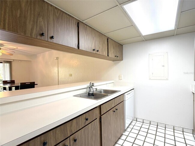 Foto del edificio - 3033 Camelot Dr