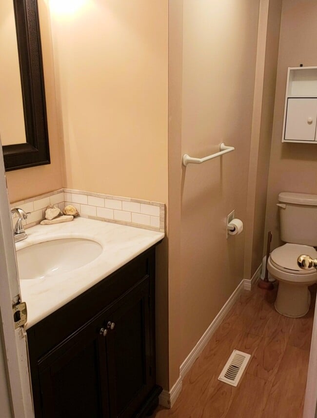 Building Photo - 894 Glenayre Dr