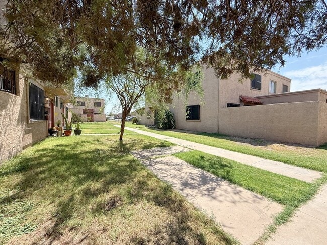 Building Photo - 4031 W Mesquite Ln