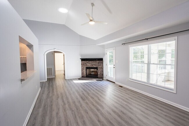 Building Photo - Loudon 37774 - Short-term Lease Available ...