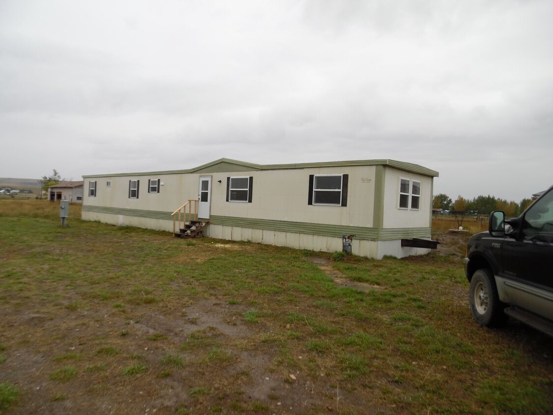 Foto principal - 3 bed /2 Bath Trailer on Large Lot