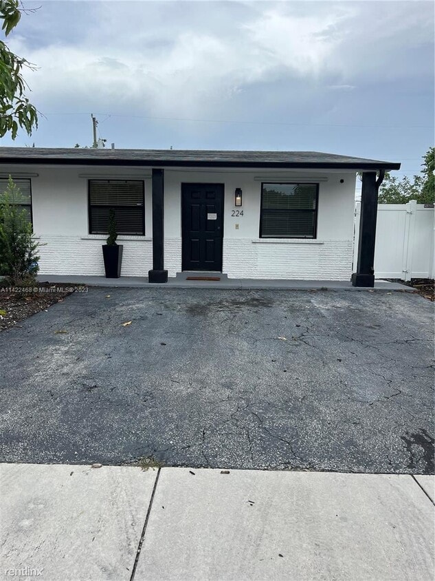 Primary Photo - 3 br, 1 bath House - 220 NW 57th St # 1