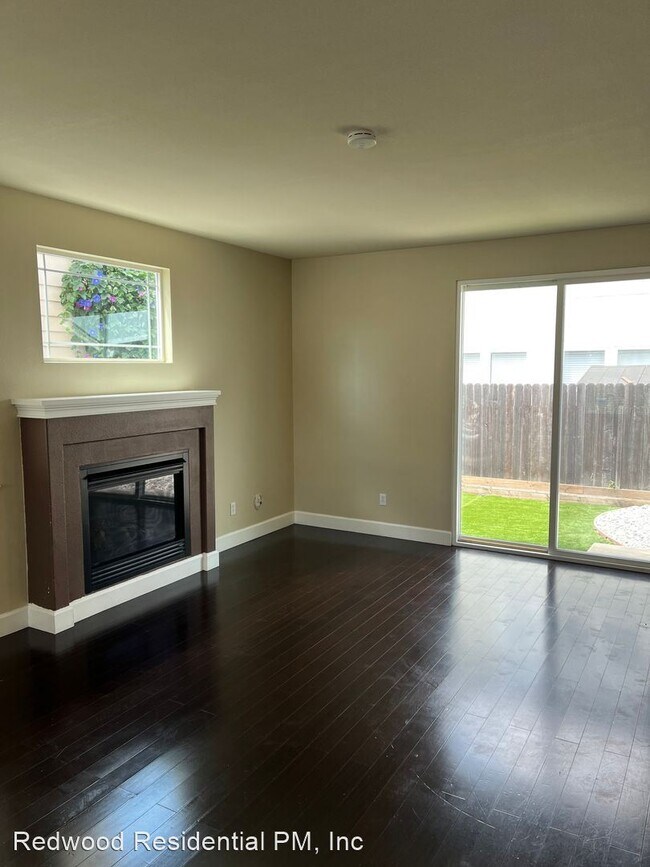 Building Photo - 3 br, 2.5 bath House - 723 Fresno Avenue
