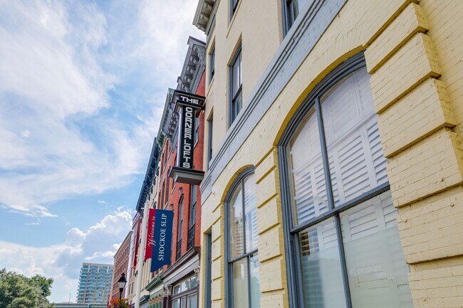 Building Photo - 1321 1/2 E Main St
