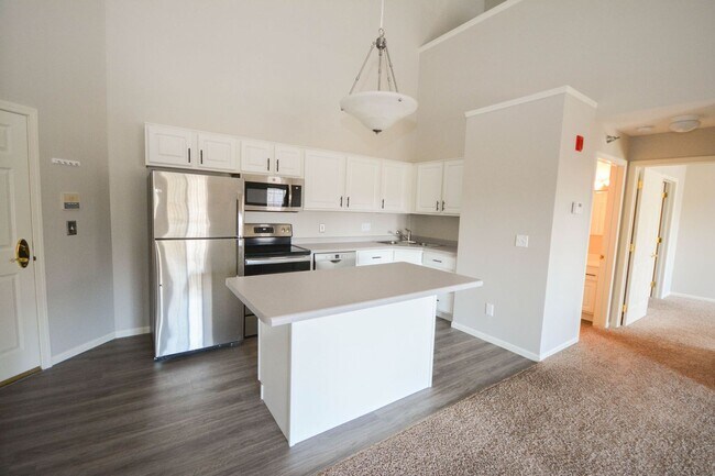 Building Photo - Great Willows loft-style condo w/oversize ...