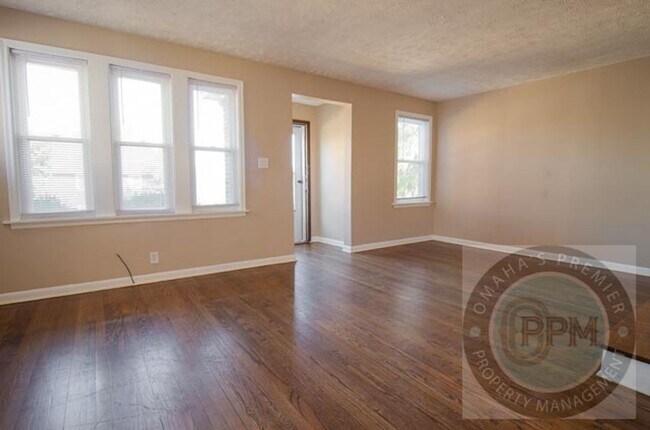 Building Photo - TRISARA 3129/3131 CASS ST