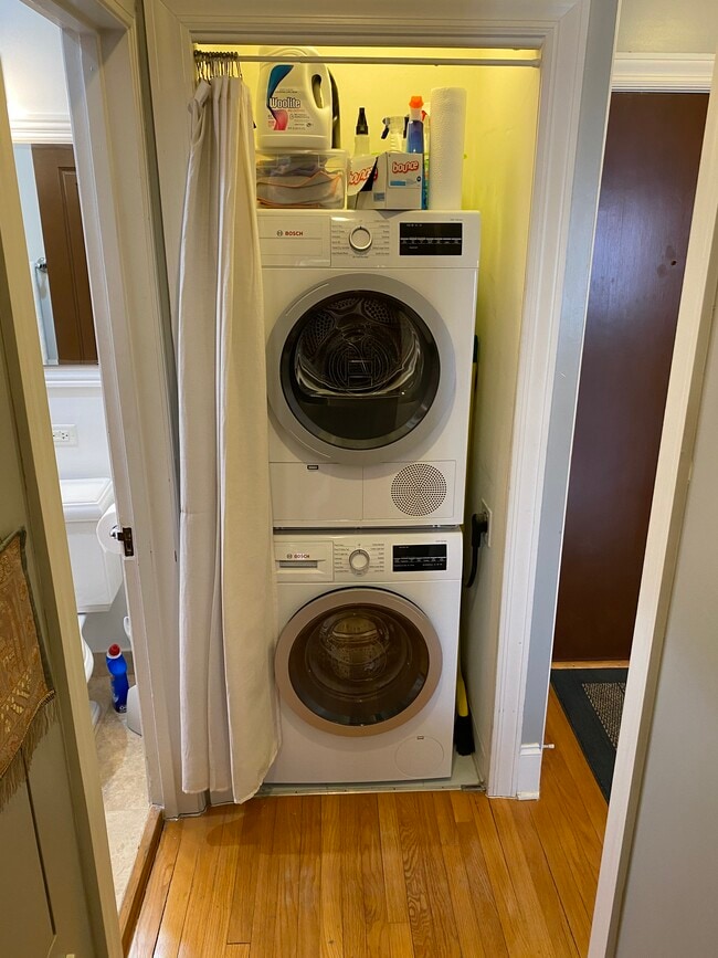 Washer/Dryer in unit - 1262 W Winona St