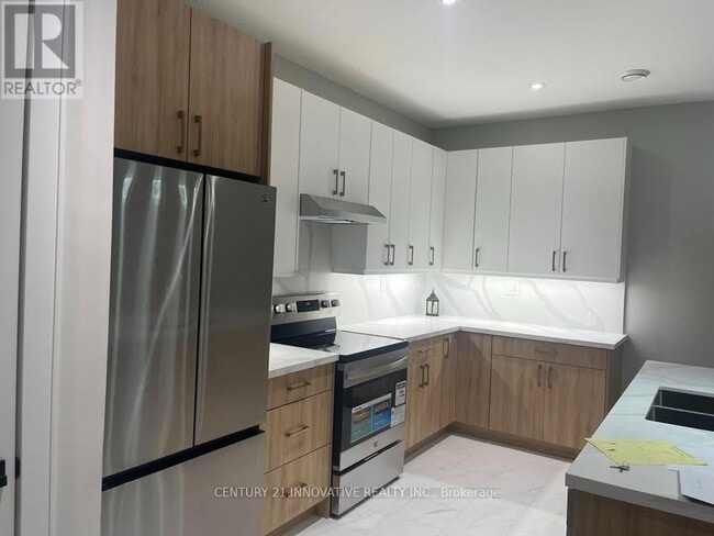 Building Photo - 2 Golf Ln