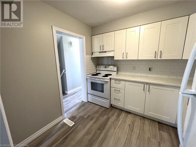 Building Photo - 125 Sekura Crescent