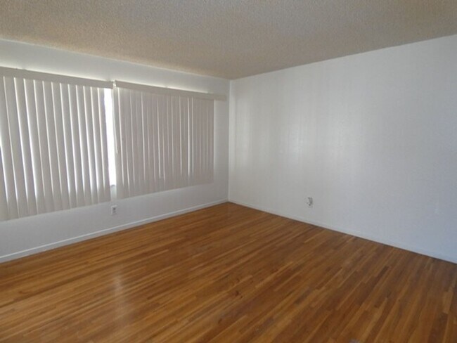 Building Photo - 3 bedroom Near Downtown and Hancock College