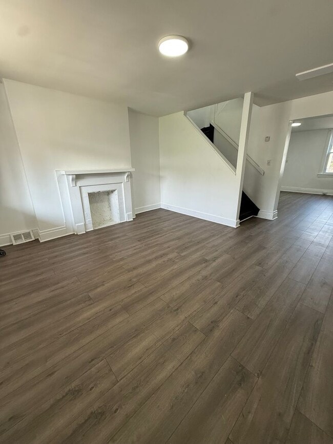 2-Bedroom Home with Fenced Yard – Minutes from Downtown Pittsburgh - 2-Bedroom Home with Fenced Yard – Minutes from Downtown Pittsburgh