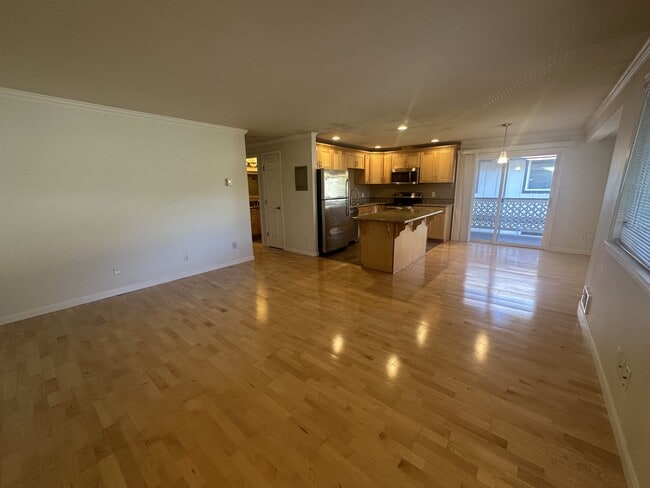 Building Photo - 415 Healy Ave S