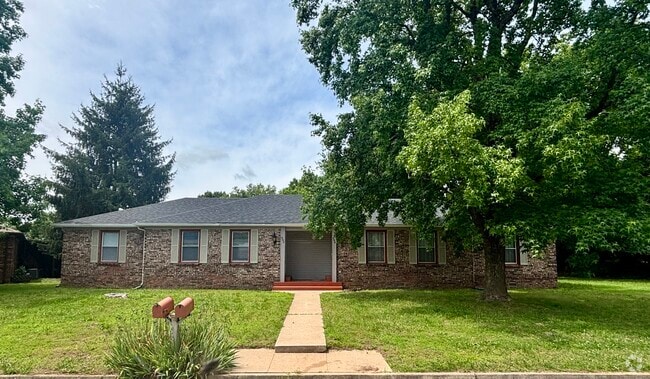 Building Photo - 900 E Kirkwood Dr