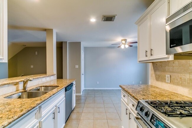 Building Photo - 914 W Heights Hollow Ln