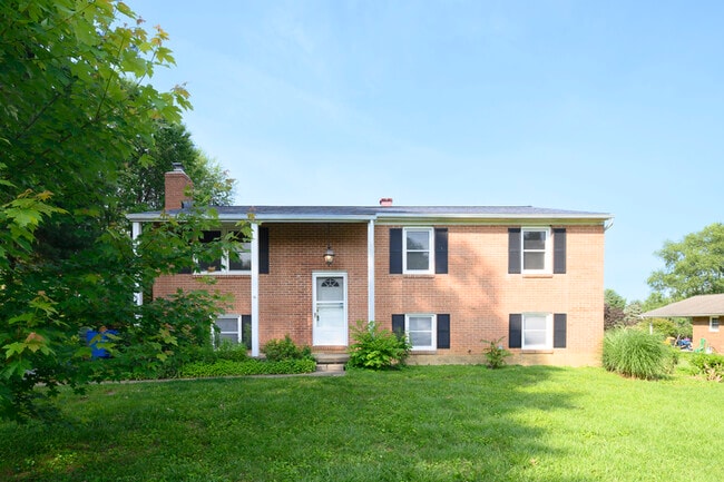 Building Photo - 102 Roosevelt Rd