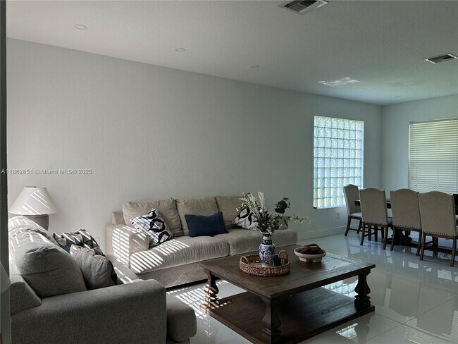 Foto del edificio - 16101 SW 27th St