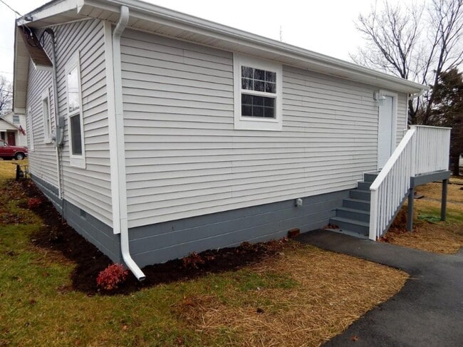 Photo - 301 Thompson Rd House