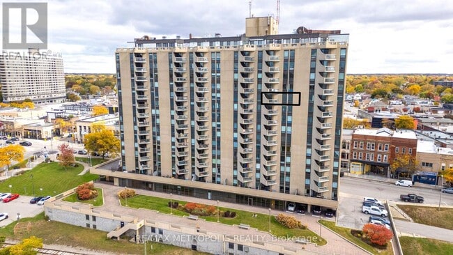 Building Photo - 155 Front St N