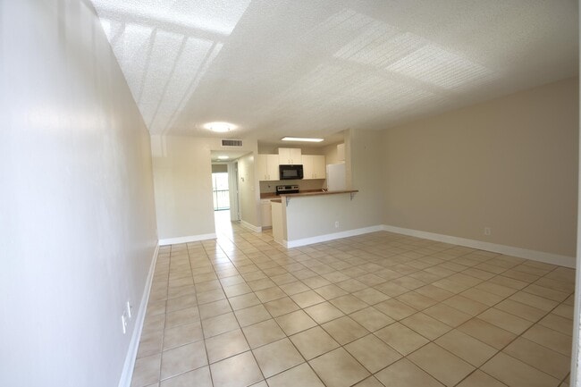 Building Photo - 1523 Meadows Cir
